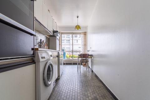 Magnificent apartment in the heart of the 15th arrondissement. This 180m2 apartment in the heart of Paris, has a terrace, a private parking space, 3 bedrooms, 2 bathrooms, a dressing room, a separate kitchen, and 2 separate toilets.