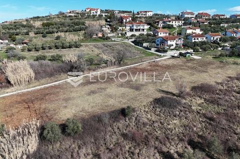 For sale is this beautiful and rectangular building plot located not far from the main road and only a few minutes by car from the center of Buje, from which you can enjoy a view of the greenery and Buje. It has an area of 1036 m2 and is located with...