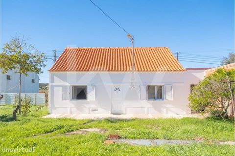 In Monte da Vinha, very close to Aljezur, in the heart of the Costa Vicentina you will find this villa with 83m2 with land of about 1.6ha. The entire outdoor area has been recovered, as well as doors and windows have recently been replaced with PVC f...