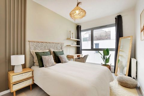 This 11 m² bedroom. Located in a 104 m² flat on the 5th floor of a secure residence, you'll love its soothing ambience. With its touches of wood, white mesh and beige tones, it has two distinct areas: a sleeping area with a double bed and a beautiful...