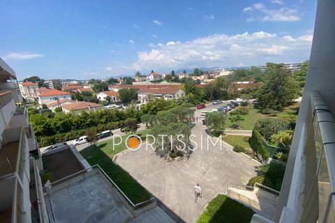 Cagnes-Sur-Mer / 2-room apartment / parking Near Cros-de-Cagnes, in a closed residence of good standing, spacious 2-room apartment of 59m² on a high floor crossing east/west. it consists of a living room with sun terrace in the morning, an independen...