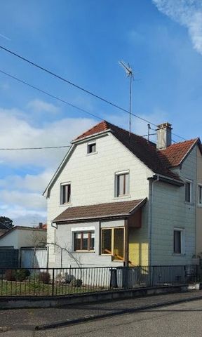 I invite you to discover this semi-detached house, located in a peaceful area, close to the city center. Offering a warm and functional space, this property will meet your needs. On the ground floor, you will find an entrance hall, a welcoming living...