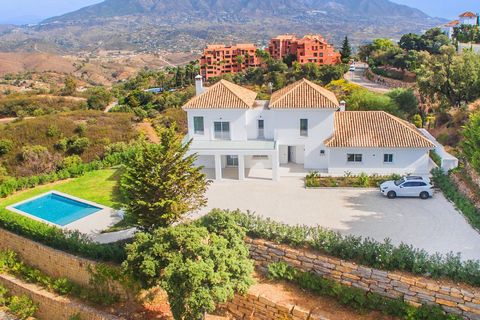 Amazing opportunity to acquire a recently renovated classic architecture house in La Mairena! Enjoy stunning panoramic views from this property set on a large, flat plot. The open, beautifully designed kitchen features high-end appliances and finishe...
