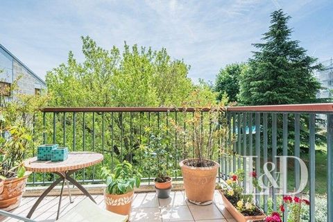 NEAR PARIS - LARGE APARTMENT 5 ROOMS In a wooded and secure residence with swimming pool and tennis, beautiful bright 5-room apartment of 131 m² in a quiet area. It offers an entrance hall with storage, a double reception room of 40 m2 opening onto a...