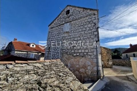 In the town of Dračevica, a house on three floors (double building) with an attached auxiliary building is for sale. The house consists of a ground floor where there is a tavern, on the first floor there is a hallway, kitchen, bathroom and room, the ...