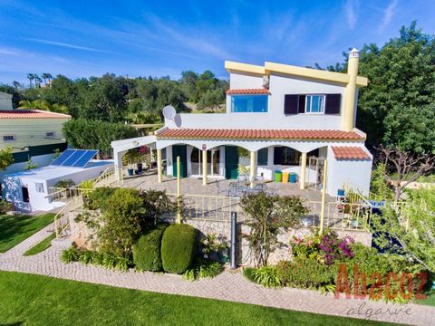 Welcome to this charming 3 bedroom villa with a large garden and views of the sea and nature, located in a residential area but close to the centre of Loulé. Additional Information: On entering the villa you will find a spacious living/dining room wi...