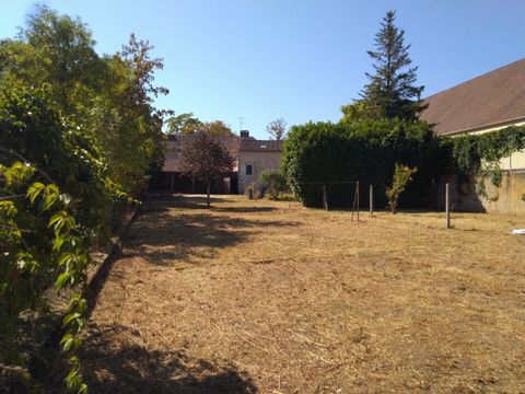In the center of Limogne, this pleasant house and its large planted garden is waiting for you. The entrance opens onto the living room and the kitchen, a bedroom and bathroom are on the same level. The attic floor consists of two bedrooms and bathroo...