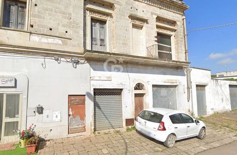 SOLETO - LECCE - SALENTO In Soleto, a few minutes from the center and in the immediate vicinity of the main commercial activities, we offer for sale a large commercial property registered under the cadastral category as 