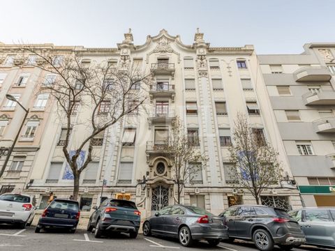 Appartement 5 pièces avec une superficie brute de 241 m², entièrement rénové, avec de hauts plafonds et des terrasses, situé dans un charmant immeuble avec ascenseur près de l'Avenida da Liberdade, à Lisbonne. Il comprend un hall d'entrée, un salon e...