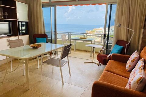 Cet appartement confortable sur l'île espagnole de Tenerife bénéficie d'un bel emplacement en bord de mer et d'une magnifique piscine. Il est idéal pour des vacances romantiques au soleil avec l'amour de votre vie, été comme hiver. À Tenerife, vous t...