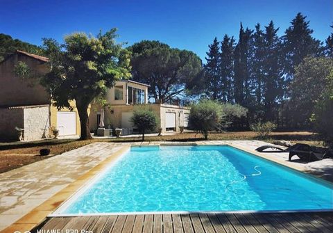 NIMES - In the countryside, come and discover this villa of 320 m2 offering 6 bedrooms on a plot of more than 5100 m2 with swimming pool proposed by Corinne Ponce Immobilier. Volumes, brightness and serenity are the key words for this villa in perfec...