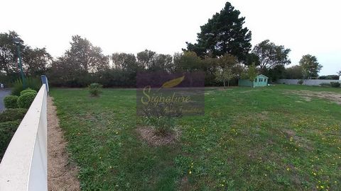 In town of TALMONT SAINT HILAIRE, very close to LES SABLES D'OLONNE / CHÂTEAU D'OLONNE Building land to be serviced, but fenced with sliding gate, about 1000m2 quiet at the end of a dead end. Water and electricity just in front of the field, possibil...