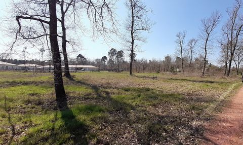 Exclusively Ideal for investors or individuals! Possible project Villa Swimming pool. Beautiful flat building land of 2696M2 Free of any manufacturer! With possibility of parcel division. Footprint 20% . 24 minutes from the Bassin d'Arcachon 40 minut...