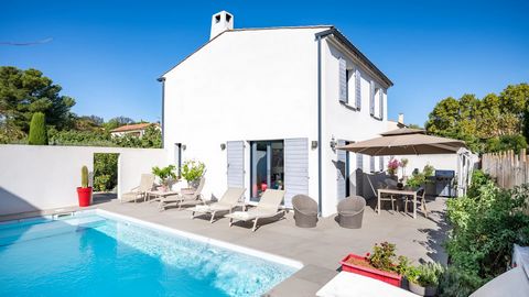 In the heart of the sought-after village of Maussane les Alpilles, this beautiful modern house is set in a peaceful, quiet residential area. This property of around 130 m2 has been completely renovated with taste and the decoration has given a real p...