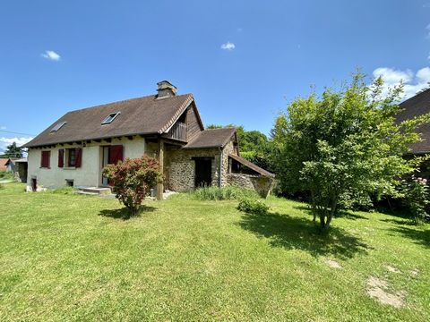 Come and discover this house with an area of 98m2 on a plot of approximately 1800m2 located in a hamlet in the commune of Jumilhac-le-Grand (24 630) only 15 minutes from Saint-Yrieix-la-Perche. In this house you will find a kitchen open to the living...