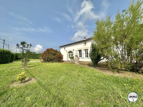 -EXCLUSIVITY- About 2 km from the village of saint fort sur gironde, on 1740m2 of enclosed land with open views of the countryside; Beautiful Charentaise house of about 180m2 of living space comprising: On one level: entrance hall (3-point aluminium ...