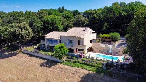 30 minutes from Aix and Cadarache. The tower of aigues traditional villa with swimming pool located in a sought-after area including a fully equipped kitchen, large living room with fireplace, a covered terrace, 3 bedrooms, one of which has solarium,...