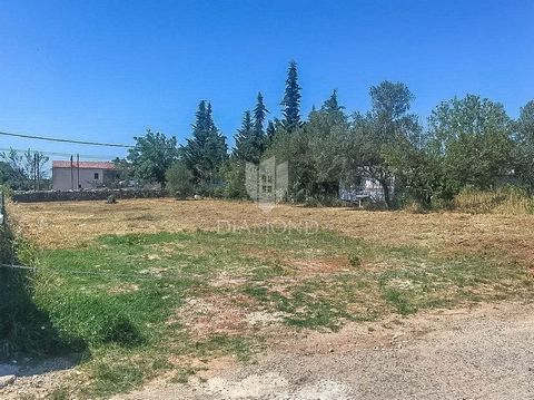Location: Istarska županija, Vodnjan, Vodnjan. Vodnjan surroundings In a small town near Vodnjan, a building plot of 845m2 with regular shape is for sale, next to all infrastructure. The land has an access road and is perfect for building a residenti...