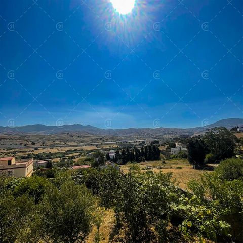 About thirty kilometers from Tangier, more precisely in Melloussa (a region increasingly attractive by its nature), a villa generously built on three levels of a plot of 2000 m2 is offered for sale. Composed of 4 large bedrooms, living rooms, a fairl...