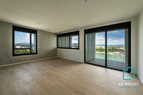 Le Nouvel Immobilier, in Huningue, in the heart of the tri-border sector. In a modern luxury building, on the banks of the Rhine next to the future Marina d'Huningue, 500m from Basel and Weil am Rhein, you will find on the 9th floor this 4-room apart...