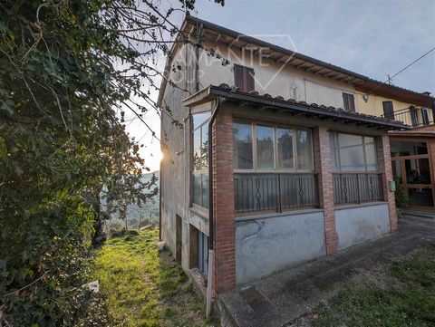 Città della Pieve, Loc. Mandoleto: Independent ground-floor apartment on two levels with living space of 80 sqm divided as follows: - On the ground floor veranda, entrance, dining room, kitchen with terrace, hallway, bathroom and living room - On the...