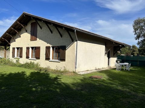 Bosque District, Doppelhaushälfte Landes auf einem Grundstück von 763m2, 7 Minuten vom Zentrum von Biscarosse, 6 Minuten vom See und 10 Minuten von den Stränden entfernt. Es besteht aus 6 Zimmern, darunter 2 geräumige Schlafzimmer im Erdgeschoss mit ...