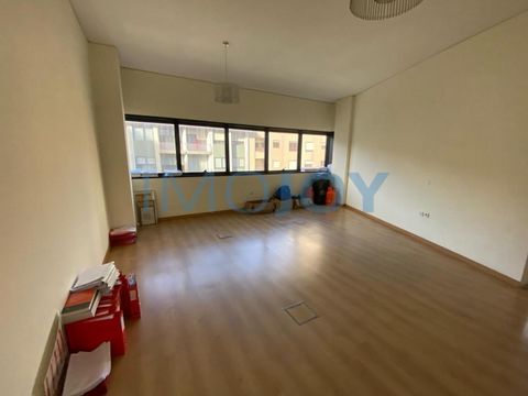 This spacious office with plenty of light of its own, located in the privileged area of Praça da Galicia (Mota Galicia building), is available for rent. With about 150m², it is ideal for companies looking for a large and well-located space. The offic...