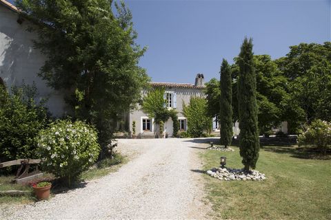 Exceptional: Nestled in a calm and magnificent setting, close to the Canal du Midi, this old farmhouse of approximately 550sq.m, completely renovated, offers you an exceptional private residence, as well as four charming gîtes ranging from 1 bed to 2...