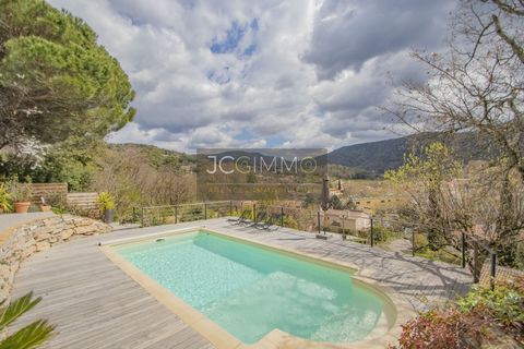 The JCG IMMO agency is proud to present to you, in a residential area, this charming villa of 150m2 on a plot of 1518m2. Located on the heights of Collobrieres, the villa will offer you a superb unobstructed view of the village and the Massif des Mau...