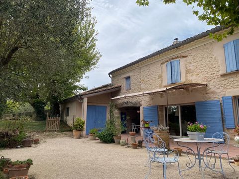 Come and discover this Provençal farmhouse at the entrance to the village of Caderousse! A stone's throw from all major roads: A7 A9 motorway only 5kms, Orange station 8kms and Avignon TGV station 30kms This 160m2 farmhouse renovated in 2002 is compo...