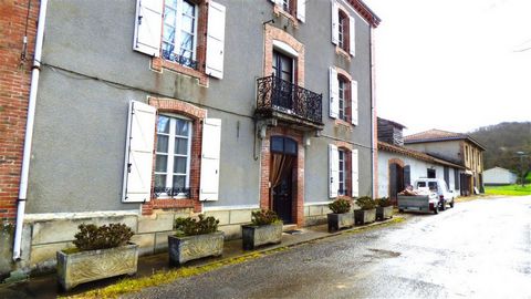 CHARACTER HOUSE OF 230 M² AND ITS OUTBUILDINGS - Between AURIGNAC AND BOULOGNE SUR GESSE Beautiful family home with 230 m² of living space and its various outbuildings! She breathes sweetness and relaxation! For those looking for the tranquility of t...