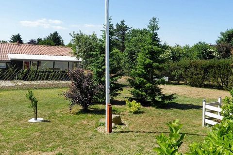 Well maintained cottage located on a 1000 m & # 178; large natural plot approx. 200 meters from the Limfjord with child-friendly beach and plenty of space to frolic on a hot summer day. The house is energy friendly with heat pump and is well furnishe...
