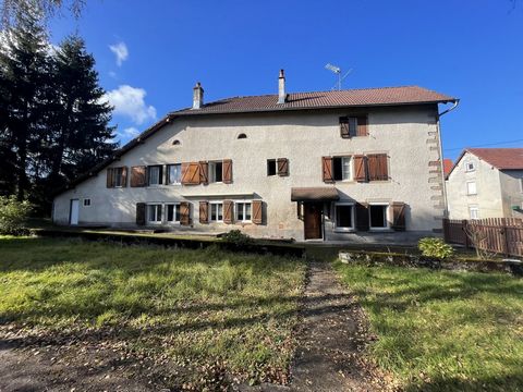 CHAMPEY - Large and beautiful property of more than 150m2, great potential! The Prevot - LIONEL FORNI agency offers for sale this property of about 160m2 all on an enclosed and wooded plot of 8 ares. It includes: Ground floor: An entrance, a living r...