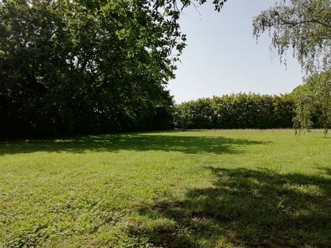 Exclusively on the village of Saint Quirc (12 km from Auterive), near the SNCF station of Cintegabelle.Flat building land of 2051 m2, wooded, partly fenced. Zone U of the PLU of the commune. The land is bounded, not developed, individual sanitation t...