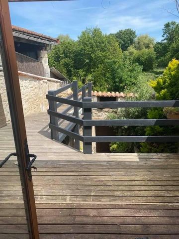 In St Jean d'Angély close to the city center We didn't have time to rent it in a bnb, so charming and so cocooning! Small atypical house with large garage on the ground floor followed by a garden overlooking a small stream Loft-type apartment upstair...