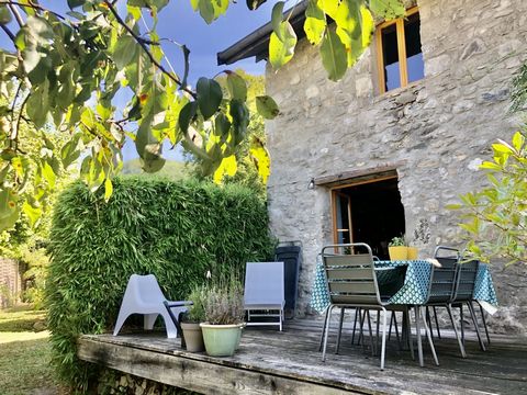 In the countryside surrounding Thonon les Bains, in the popular town of Le Lyaud, a stone's throw from the Trossy farm.Fifteen minutes from the CEVA station in Thonon for Geneva. 15 minutes from Lake Geneva and the pier for Lausanne Lovers of old sto...