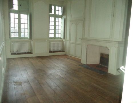 REF 5994. MORBIHAN JOSSELIN, city centre. In an old building: for sale apartment T2 of 59.40 m2. On the 1st floor without elevator. Antique woodwork in the bedroom and living room, lots of charm. Co-ownership of 13 lots including 8 apartments. Annual...