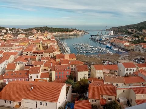 Invest in a home with this charming duplex in Port-Vendres with an exceptional view. The real estate agency SARL MAILLY IMMOBILIER is at your disposal if you want to plan a visit. The interior measures approximately 60m2 and consists of a shower room...
