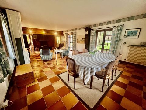 In the forest of Le Touquet. You will be seduced by this authentic thatched cottage house, quality materials. The large, bright living room opening onto the south-facing terrace will enchant you with its wood-burning fireplace. 1 bedroom on the groun...