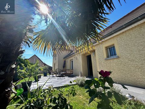 For sale in Corgoloin. Come and discover this large house in the pretty village of the Côte des Vins. House of 280m2, on a pretty garden of about 780m2 closed and wooded, with a swimming pool and pool house. An entrance with cupboard overlooking a la...