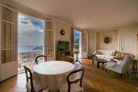 Charming 2 bedroom apartment on the top floor in Villefranche or au-Sur-Mer In absolute peace and quiet, this apartment is nestled in a middle-class villa in a haven of peace overlooking the famous Villefranche harbour. Built in 1961, this 3-storey r...