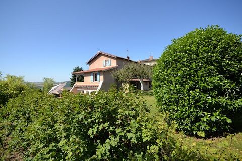 Beaujolais Pierres dorées, near Villefranche - Beautiful stone family property built in lush greenery. She has transformed and freed herself from the past to take in the countryside. Raised on 2 levels, it includes, on the ground floor, an entrance l...
