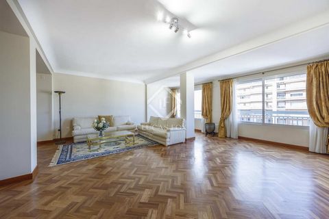 This magnificent property is located on the upper floor of a building located next to Colón Street and very close to the wonderful Turia River Gardens, in Valencia. The building has a concierge service. The property has been completely renovated with...
