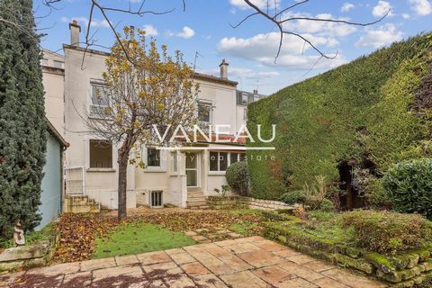 Sèvres quartier Brimborion proche du Pont de Sèvres, le groupe Vaneau vous présente une maison familiale des années 1930 de 126.31 m² habitables (surface au sol de 183.88 m²) bâtie sur un terrain de 387 m² avec un jardin plein Sud. Elle est répartie ...
