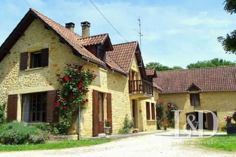 We are delighted to offer you this beautiful real estate complex in the heart of the Périgord Noir, with residential house and its outbuildings on a plot of land of about 1ha, of which 5000m² are buildable. - La PERIGOURDINE, of about 140m² with 4 be...