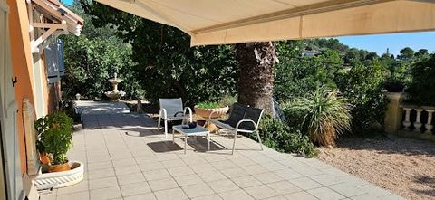 A Callas, joli village dynamique du Var, à 45 minutes des plages de la Méditerrannée. Jolie villa de plain- pied sur un terrain de 1200 m2. Cette maison est composée d'un séjour en L avec cheminée insert, d'une cuisine équipée indépendante, d'une sal...