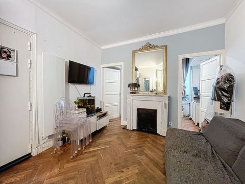 PARIS 2 - MONTORGUEILThis H&B real estate agency presents this charming 2-room apartment on the second floor in a well-kept condominium located on rue Montorgueil.This apartment of 25.61m2 carrez comprises: a pleasant living room, a fully equipped op...