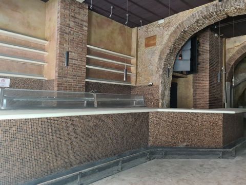 In the most touristic area of Tarragona, a 226-meter premises with Gothic arches is for sale. stone cellar, bathrooms, kitchen and smoke outlet. . Ideal for setting up a restaurant, cocktail bar, musical... It has many possibilities. . The interiors ...