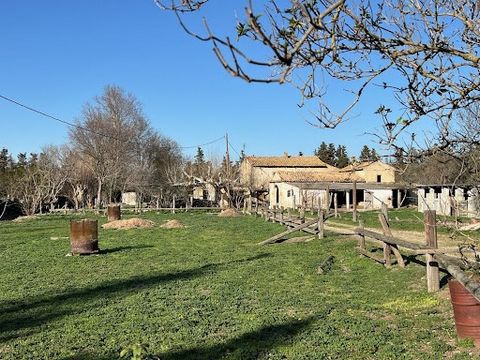 In the heart of the Luberon Les Taillades in the immediate vicinity of the village This old farmhouse to restore is ideally located in the Luberon Regional Natural Park in Provence, with easy access 5 minutes from the A7 motorway, 35 minutes from Mar...