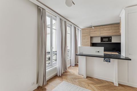 We invite you to discover in the 4th arrondissement of Paris this refurbished apartment located on the 3rd floor with elevator. It consists of a bedroom, a fitted kitchen open to the living room, a shower room and a separate toilet. Close to all shop...